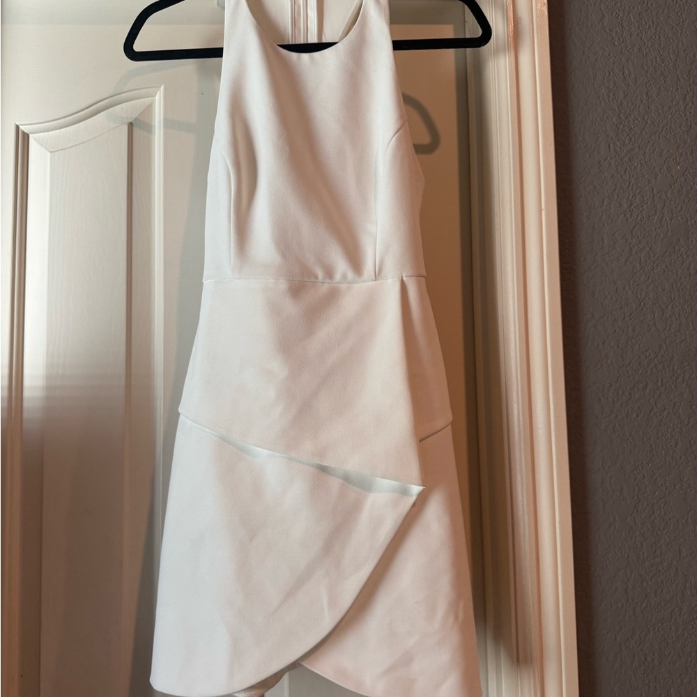 Elegant White Sleeveless Dress